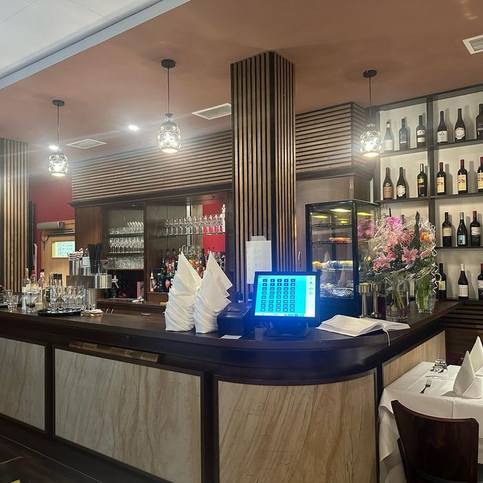 Bar und Weinregal
